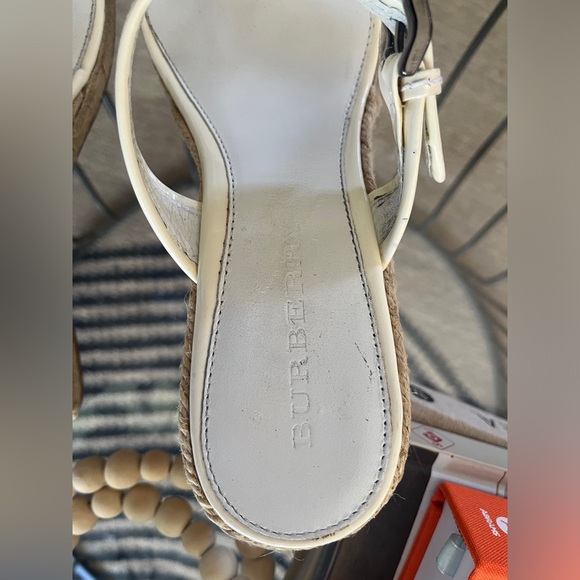 BURBERRY white patent leather with Novacheck thong heels. Size 41. Preloved. - Picture 7 of 9